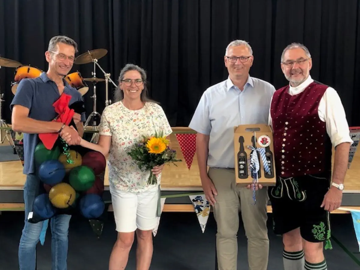 Schulleiterin Frau Ramming erhielt für die Grundschule ein Dankeschön von Schulleiter Herrn Brötzner