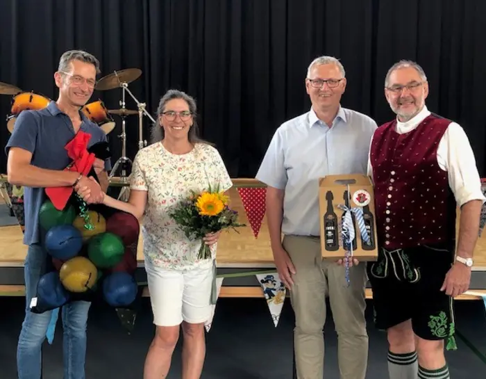 Schulleiterin Frau Ramming erhielt für die Grundschule ein Dankeschön von Schulleiter Herrn Brötzner